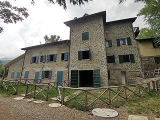 Casa Semi Indipendente in Vendita a Fanano, zona Canevare, 245'000€, 142 m², arredato, con Box