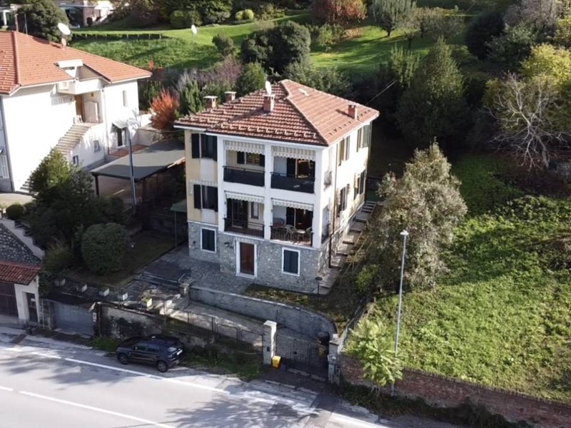 Villa bifamiliare in Vendita a Mondovì, zona Piazza, 530'000€, 330 m²