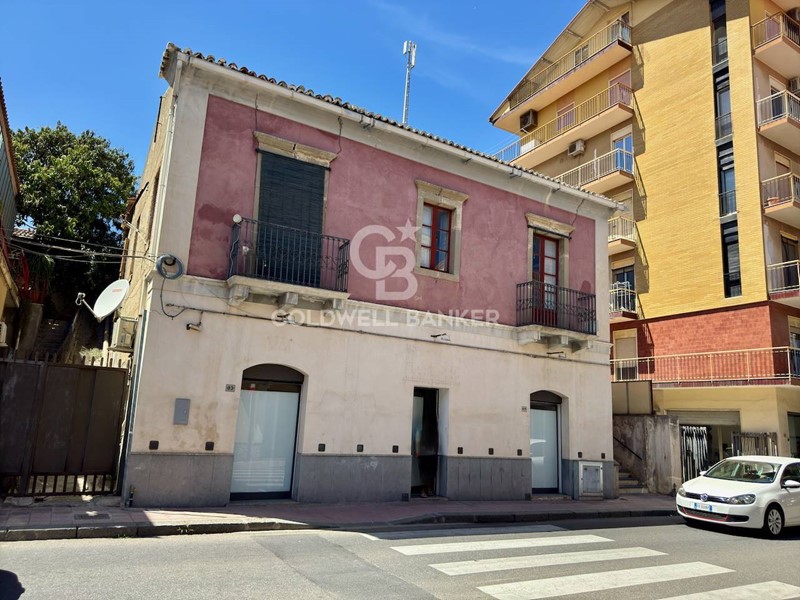 Appartamento in Vendita a Santa Teresa di Riva, 98'000€, 160 m²