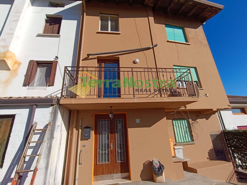 Casa Semi Indipendente in Vendita a Castelnovo del Friuli, zona Oltrerugo, 80'000€, 248 m²