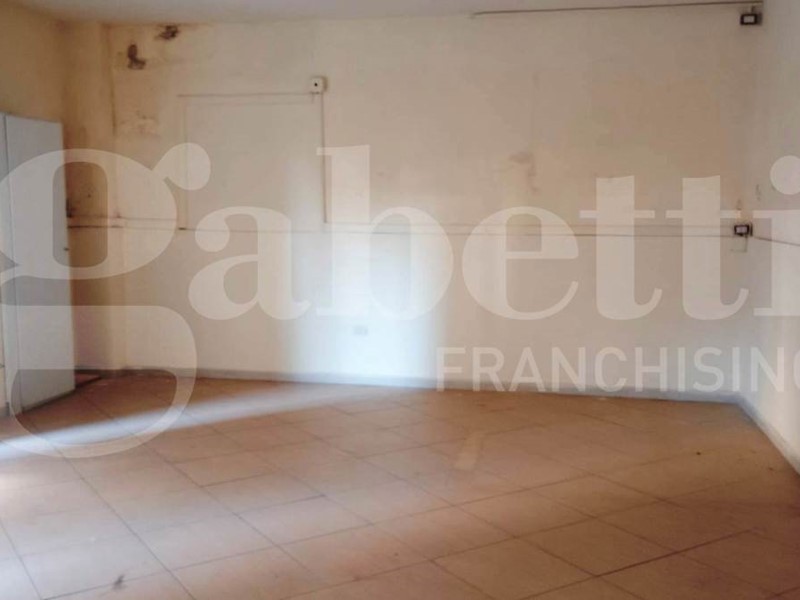 Negozio in Vendita a Napoli, 25'000€, 35 m²