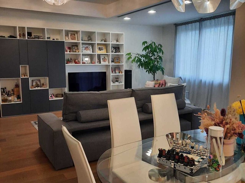 Appartamento in Vendita a Piacenza, 650'000€, 220 m², con Box