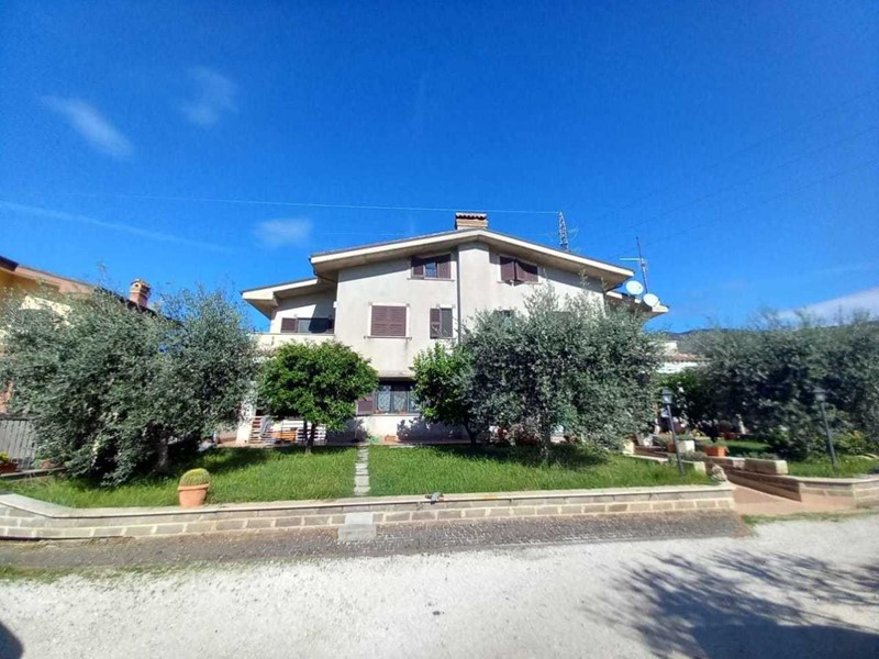 Casa Indipendente in Vendita a Tivoli, zona Campolimpido, 579'000&euro;, 280 m², con Box