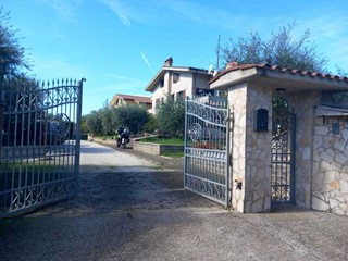 Casa Indipendente in Vendita a Tivoli, zona Campolimpido, 579'000€, 280 m², con Box