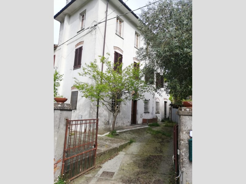 Casa Indipendente in Vendita a Lucca, zona Santa Maria Del Giudice, 160'000€, 180 m²