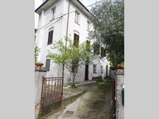 Casa Indipendente in Vendita a Lucca, zona Santa Maria Del Giudice, 160'000€, 180 m²