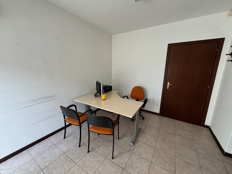 Capannone in Vendita a Terni, 179'000€, 270 m²