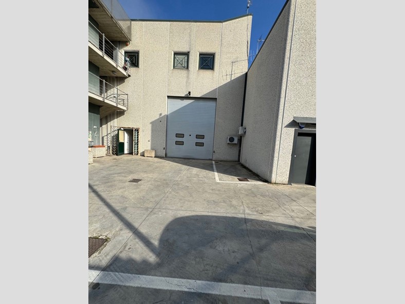 Capannone in Affitto a Terni, 1'500€, 270 m²