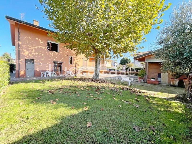 Villa in Vendita a Capannori, 480'000€, 250 m², con Box