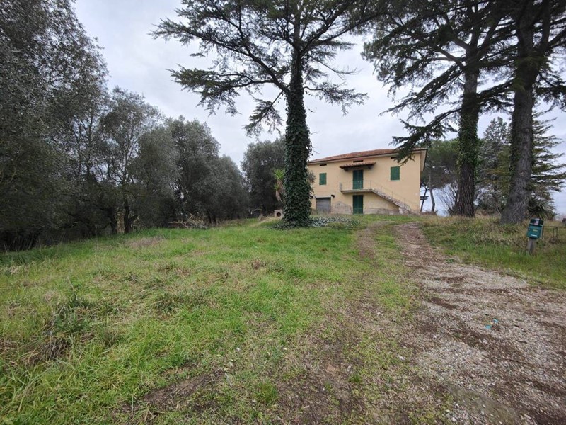 Villa in Vendita a Fucecchio, zona Massarella, 390'000€, 274 m², con Box