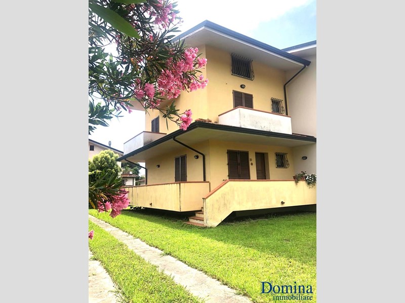 Villa bifamiliare in Vendita a Montignoso, zona Cinquale, 420'000&euro;, 150 m², arredato