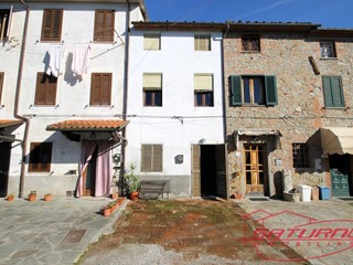 Casa Indipendente in Vendita a Capannori, zona Segromigno In Monte, 99'000€, 90 m², con Box