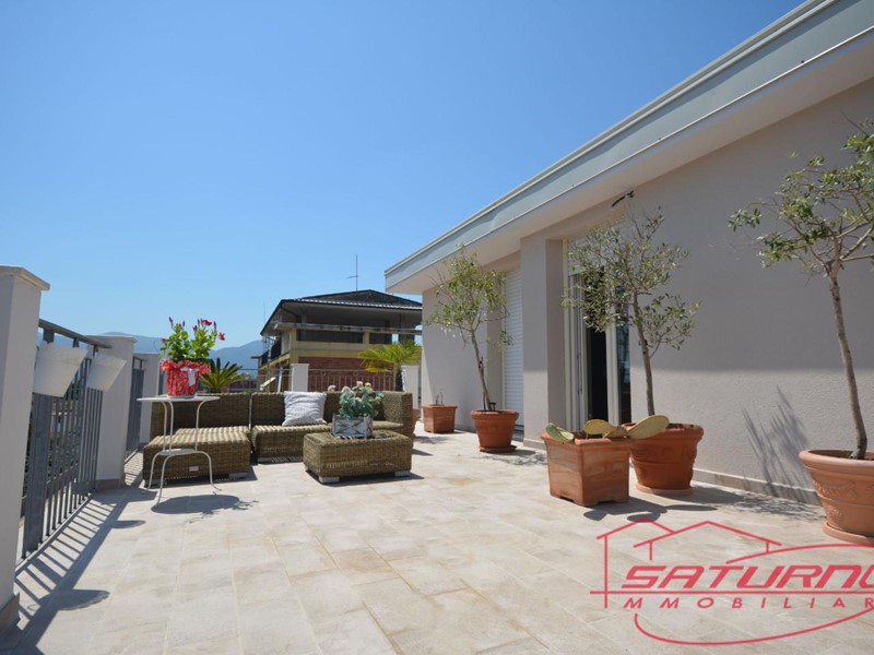 Attico in Vendita a Lucca, zona Sant'Anna, 600'000€, 180 m², con Box