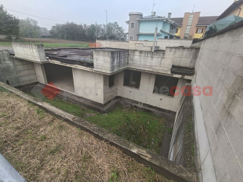 Villa in Vendita a Parabiago, 195'000€, 270 m²