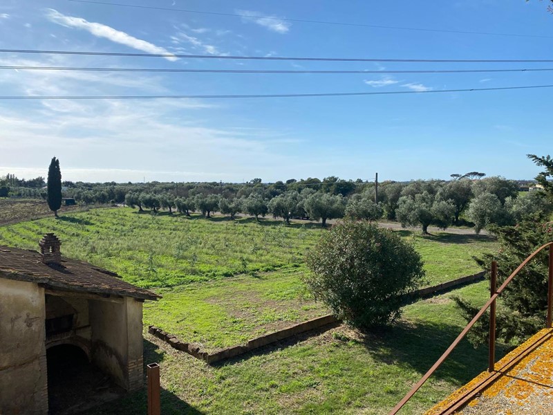 Villa in Vendita a Aprilia, 249'000€, 354 m²