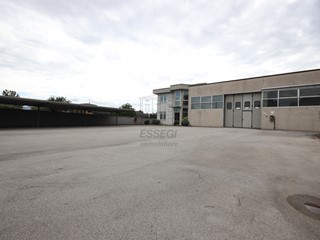 Capannone in Vendita a Capannori, 970'000€, 1080 m²