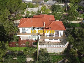 Casa Indipendente in Vendita a Andora, zona Pinamare, 850'000€, 210 m², arredato, con Box