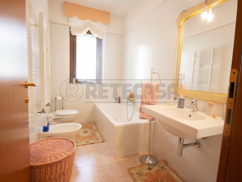 Appartamento in Vendita a Altamura, zona ZONA VIA CORATO, 258'000€, 170 m², con Box