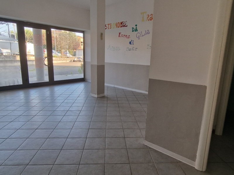 Immobile commerciale in Affitto a Sarzana, 450€, 45 m²
