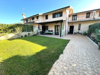Casa Semi Indipendente in Vendita a Fiano Romano, 249'000€, 164 m²