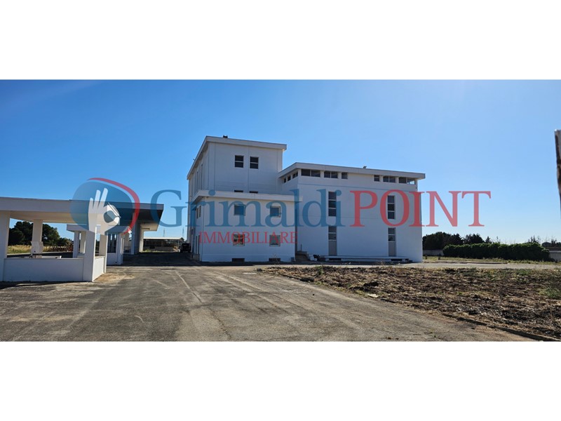 Capannone in Affitto a Campi Salentina, 13'000€, 1400 m²