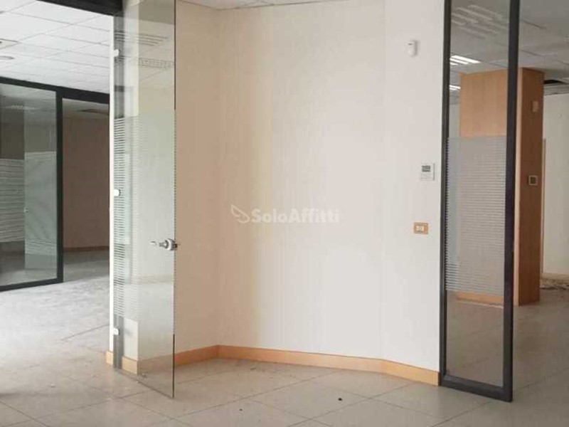 Ufficio in Affitto a Macerata, 325 m²