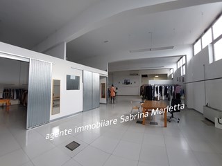 Ufficio in Affitto a Beinasco, zona industriale, 2'000€, 472 m²