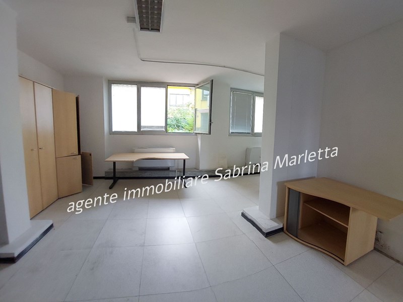 Ufficio in Affitto a Beinasco, zona industriale, 500€, 96 m²