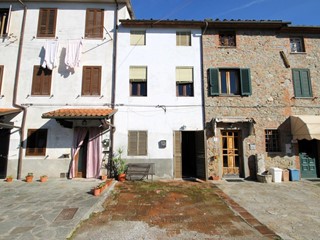 Casa Indipendente in Vendita a Capannori, zona Segromigno In Monte, 99'000€, 90 m², con Box