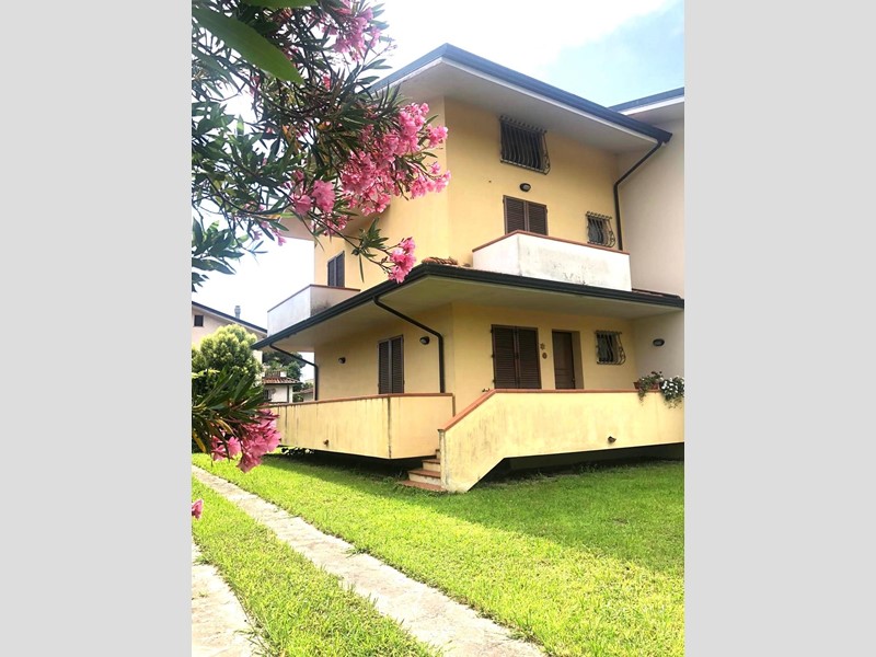 Villa bifamiliare in Vendita a Montignoso, zona Cinquale, 420'000€, 150 m², arredato