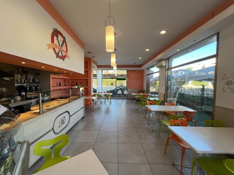 Attività commerciale in Vendita a Pontedera, 59'000€, 200 m²