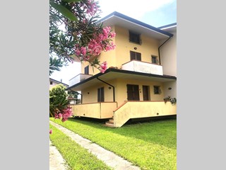 Villa bifamiliare in Vendita a Montignoso, zona Cinquale, 420'000&euro;, 150 m², arredato