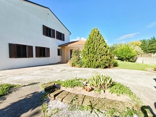 Villa bifamiliare in Vendita a Cascina, zona Visignano, 395'000€, 167 m²