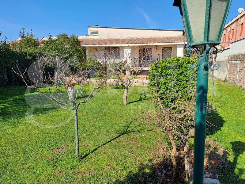 Villa bifamiliare in Vendita a Aprilia, 159'000€, 126 m²