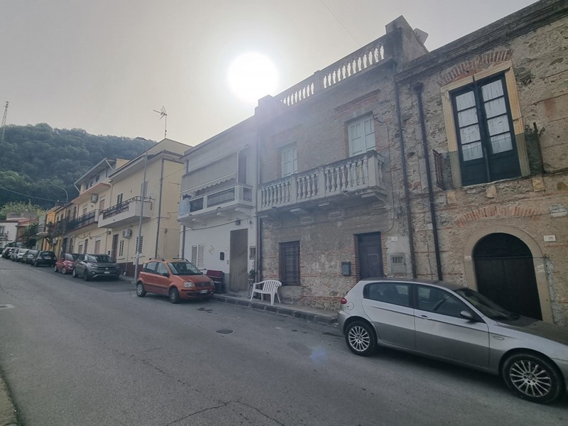 Casa Indipendente in Vendita a Mazzarrà Sant'Andrea, 50'000€, 184 m²