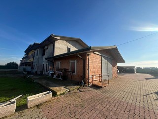 Casa Indipendente in Vendita a Albaredo d'Adige, 300 m², con Box