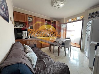 Trilocale in Vendita a Siracusa, zona Teocrito/San Giovanni, 72'000&euro;, 92 m²