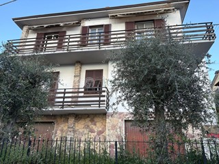 Casa Indipendente in Vendita a La Spezia, zona Periferia EST, 300'000&euro;, 250 m², con Box