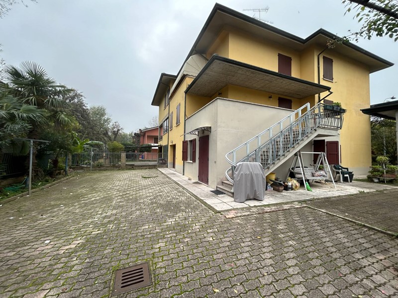 Villa bifamiliare in Vendita a Mirandola, zona Cividale, 239'000€, 250 m²