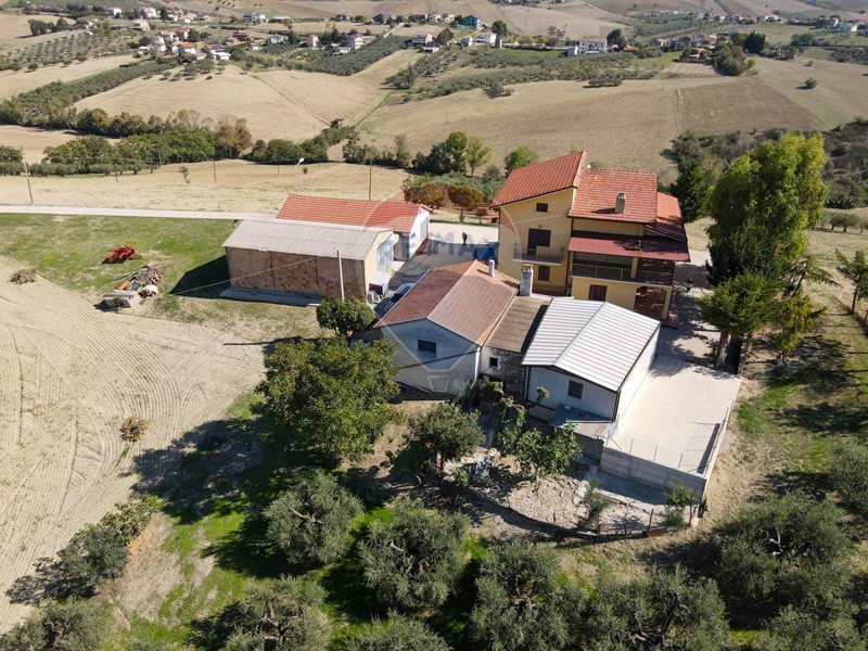 Rustico in Vendita a Sant'Eusanio del Sangro, 550'000€, 731 m²