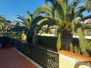 Casa Indipendente in Vendita a Camaiore, zona Lido di Camaiore, 1'650'000&euro;, 300 m², arredato, con Box