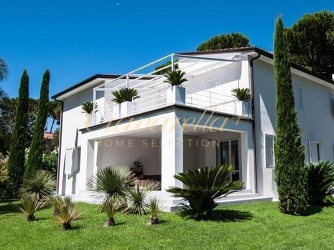 Villa in Vendita a Forte dei Marmi, zona Roma Imperiale, 8'200'000€, 450 m², arredato, con Box