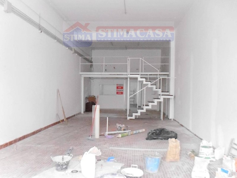 Immobile commerciale in Affitto a Casoria, 1'300€, 150 m²