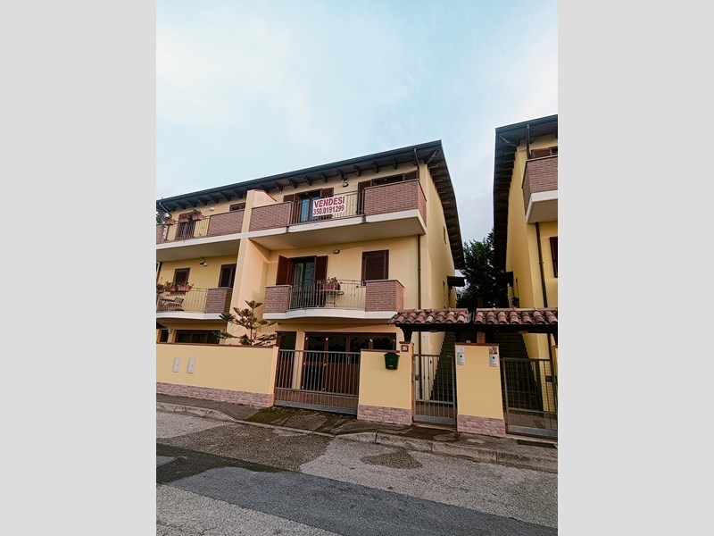 Villa bifamiliare in Vendita a Montesilvano, zona Villa Carmine, 285'000€, 231 m²