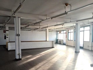 Capannone in Vendita a Pontedera, zona Il Chiesino, 350'000€, 515 m²