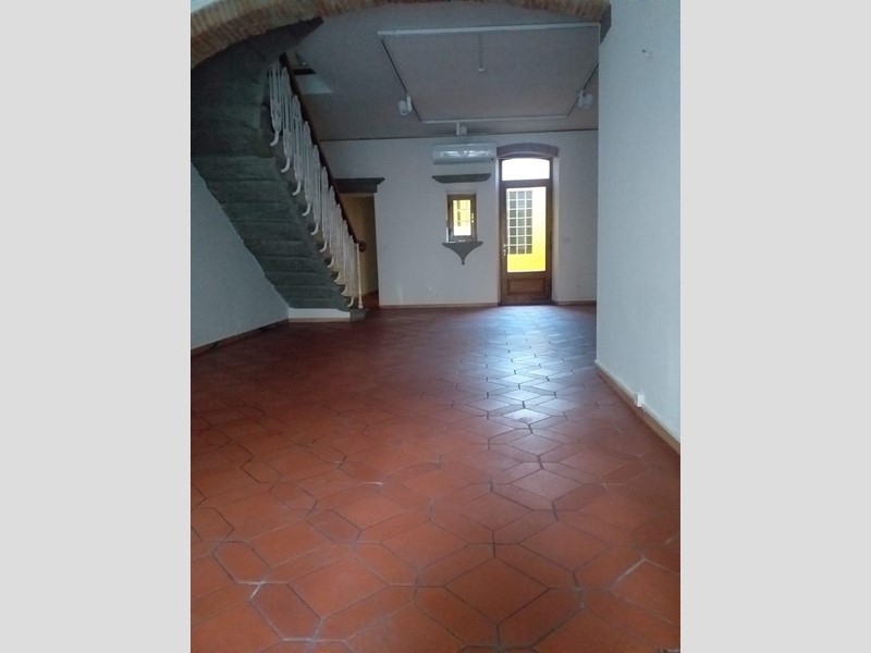 Immobile commerciale in Affitto a Poggio a Caiano, 1'200€, 110 m²