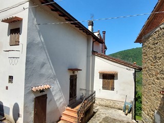 Rustico in Vendita a Londa, zona Londa, 165'000€, 190 m²