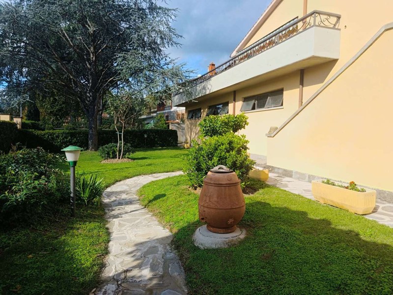 Villa in Vendita a Dicomano, 440'000€, 250 m², con Box