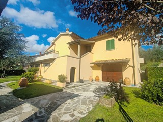 Villa in Vendita a Dicomano, 440'000€, 250 m², con Box