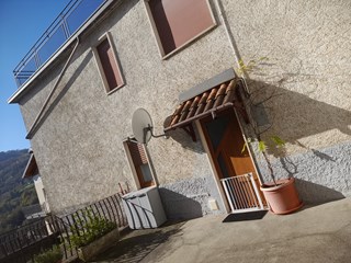 Casa Indipendente in Vendita a Val Brembilla, zona Gerosa, 75'000€, 47 m²